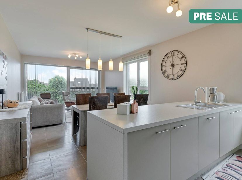 Dit lichtrijke en uitstekend onderhouden appartement uit 2013 biedt een bewoonbare oppervlakte van 88 m² en combineert comfort, kwaliteit en een aange
