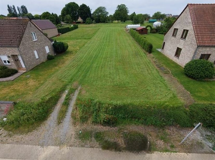 Ruime bouwgrond van 14a 18ca voor open bebouwing<br />
Bouwen op een mooie locatie, met ruimte, rust én een goede bereikbaarheid? Dan is deze bouwgron