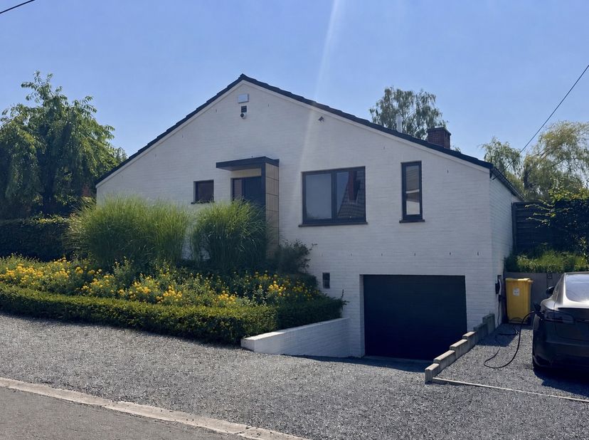 Cette magnifique propriété de style bungalow (de plain-pied) lovée dans un écrin de verdure, à 10 min de la E411 et du centre de Wavre, offre une surf