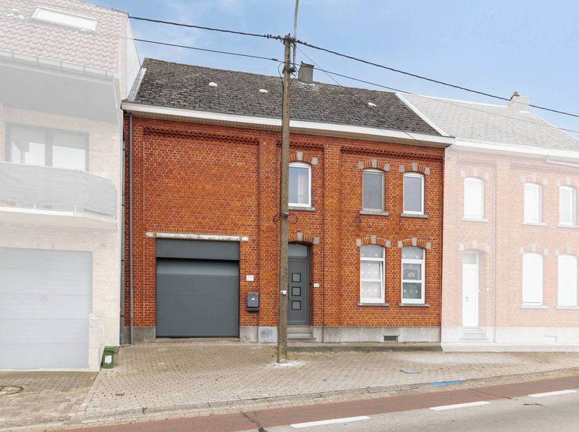 Bent u op zoek naar een te renoveren woning met veel potentieel op een toplocatie in Denderhoutem? Gevonden!<br />
Deze woning beschikt over een bewoo