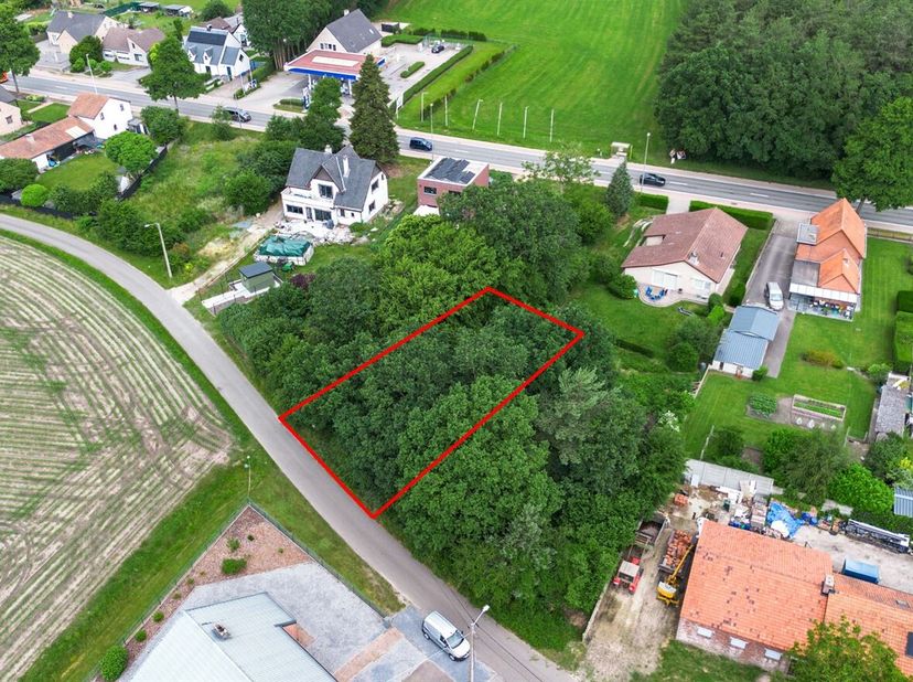 Bouwgrond voor vrijstaande woning<br />
Bouwvoorschriften:<br />
Bouwdiepte ( te meten vanaf de voorbouwlijn):<br />
-op het gelijkvloers maximaal 17m