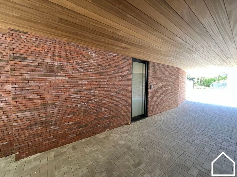 Aan de rand van het centrum van Ieper bevindt zich dit stijlvolle nieuwbouwappartement met één slaapkamer. Dankzij de vlotte bereikbaarheid, de nabijh