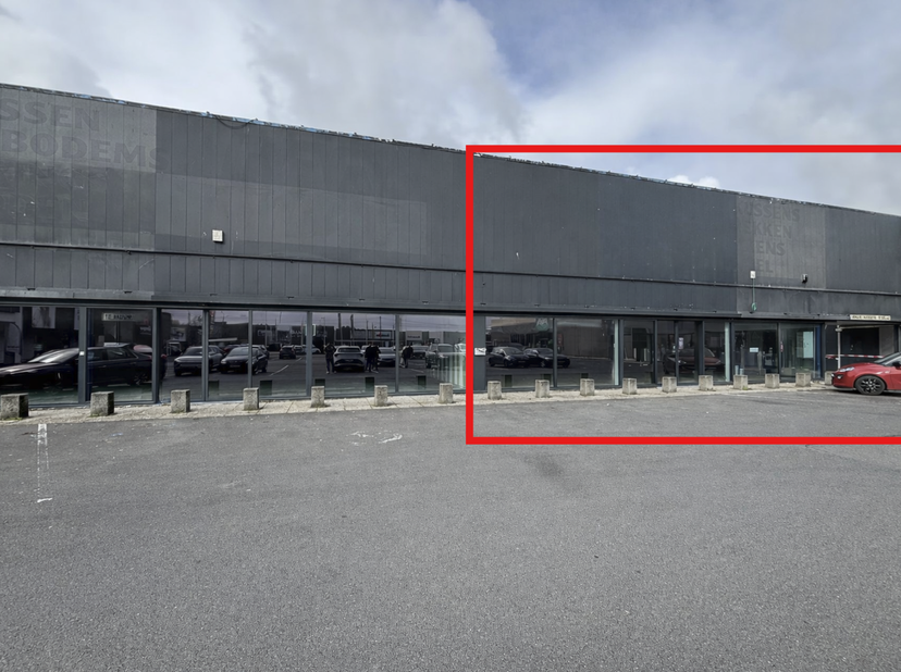 Commerce périphérique / surface commerciale à louer à Roeselare Mammoet 2, avec excellente visibilité.<br />
<br />
Il s’agit d’un bâtiment casco de 4