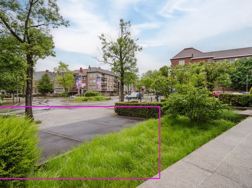 Deze voormalige tandartspraktijk is gelegen op een druk rondpunt nabij het centrum van Kortrijk. De zichtbaarheid is uitermate groot. Ideaal in te del
