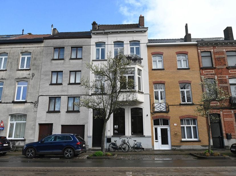 Wie een kantoorruimte met authenticiteit en klassevolle uitstraling zoekt, is in dit stijlvolle pand aan het juiste adres.<br />
Bijzonder vlot bereik
