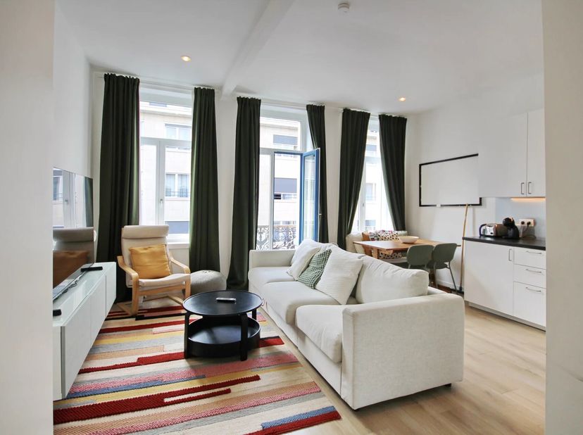 Ixelles, idéalement situé entre lavenue Louise et la place Flagey, charmant appartement joliment meublé situé au 2ème étage.<br />
Charges forfaitaire