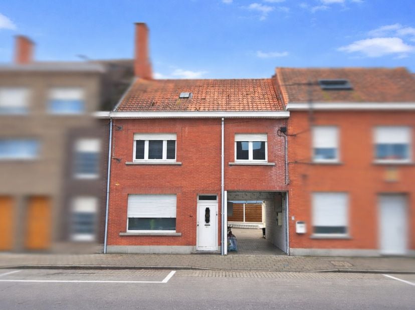Interessante verhuurde eigendom te Roeselare. Deze woning is een onderdeel van een vennootschap met 5 woningen, omvattende o.a. op het GELIJKVLOERS:<b