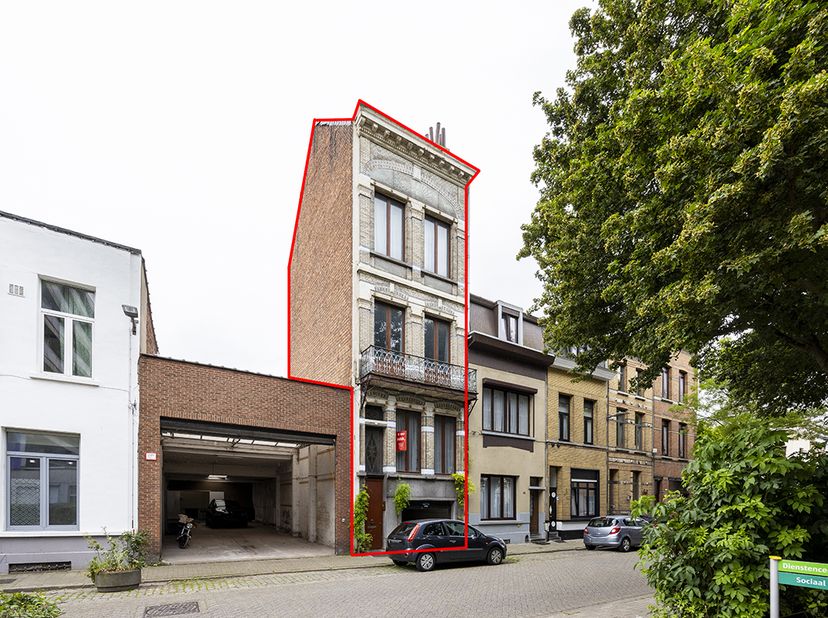 KARAKTERVOLLE STADSWONING<br />
<br />
Karakteristieke te renoveren woning, met een bijzonder ruime garage en vijf bouwlagen. De woning biedt tal van