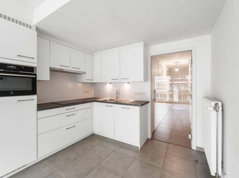 Te koop: stijlvol appartement in het centrum van Nieuwpoort, op wandelafstand van zee en openbaar vervoer. Dit recente appartement (bouwjaar 2014) com