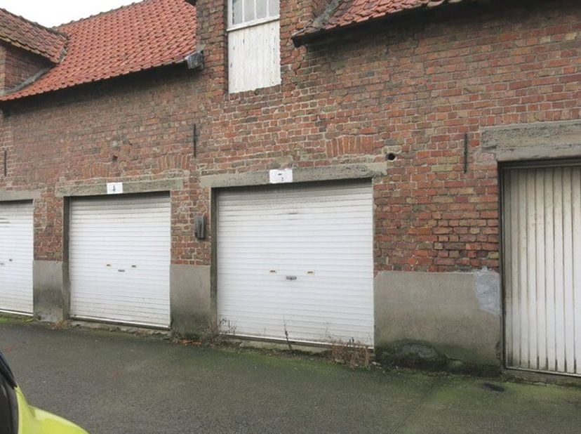 Garagebox te huur in de rand van Brugge in Sint-Pieters, langs een invalsweg naar het centrum van Brugge. Vlot bereikbaar en met voldoende manoeuvreer
