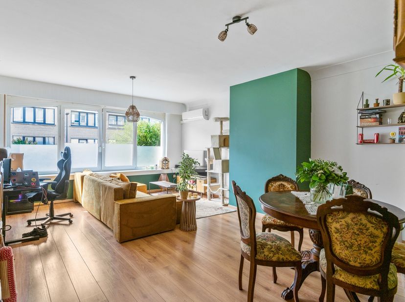 Bent u op zoek naar een gezellig gelijkvloers appartement met een verrassend ruime tuin? Dan is dit appartement in de Sint-Fredegandusstraat te Deurne