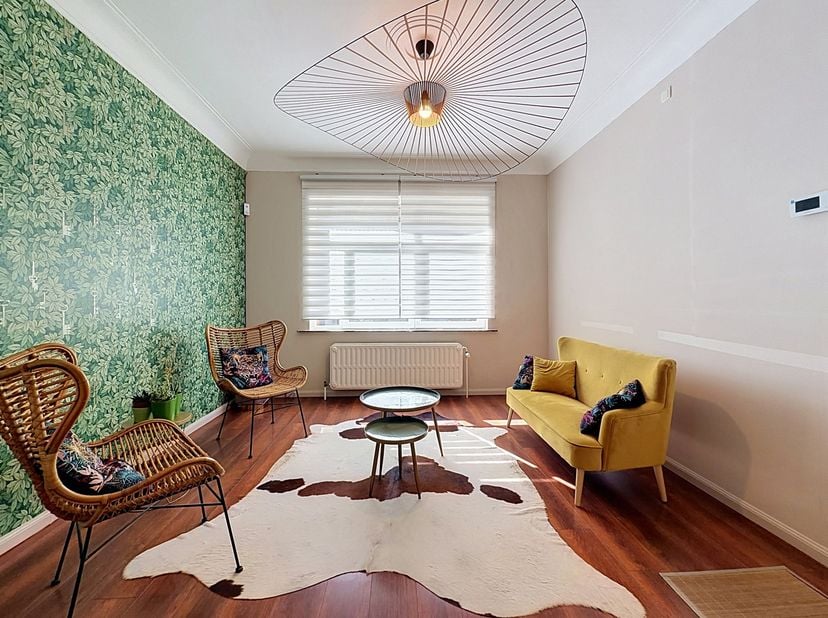 We Invest Ixelles stelt u met plezier dit charmante éénslaapkamerappartement van ± 65 m² met terras voor, ideaal gelegen in de wijk Solbosch in Elsene