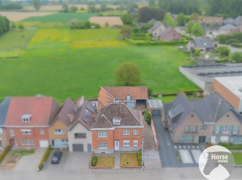 BURST - Deze te renoveren woning met bijgebouwen biedt u heel wat mogelijkheden. Alle voorzieningen zoals supermarkten, scholen, winkels, openbaar ver