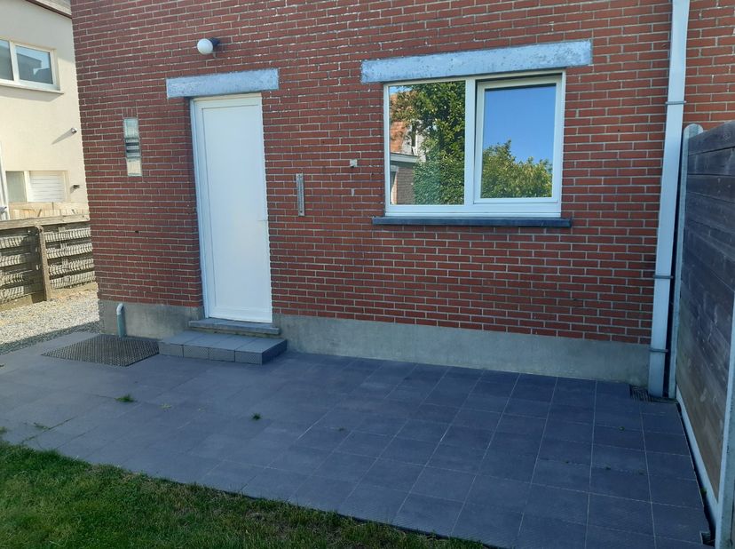 Deze degelijke, lichtrijke woning (half open) bevindt zich langsheen de doodlopende Oude Pastorijstraat in Vurste. <br />
De inkomdeur situeert zich l