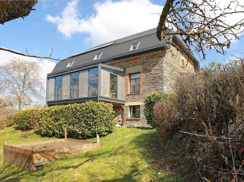 Heel aangename Ardense woning in natuursteen uit de streek op een terrein van 2976 m², met uitzicht over de Semois en het dorp Mortehan, deelgemeente