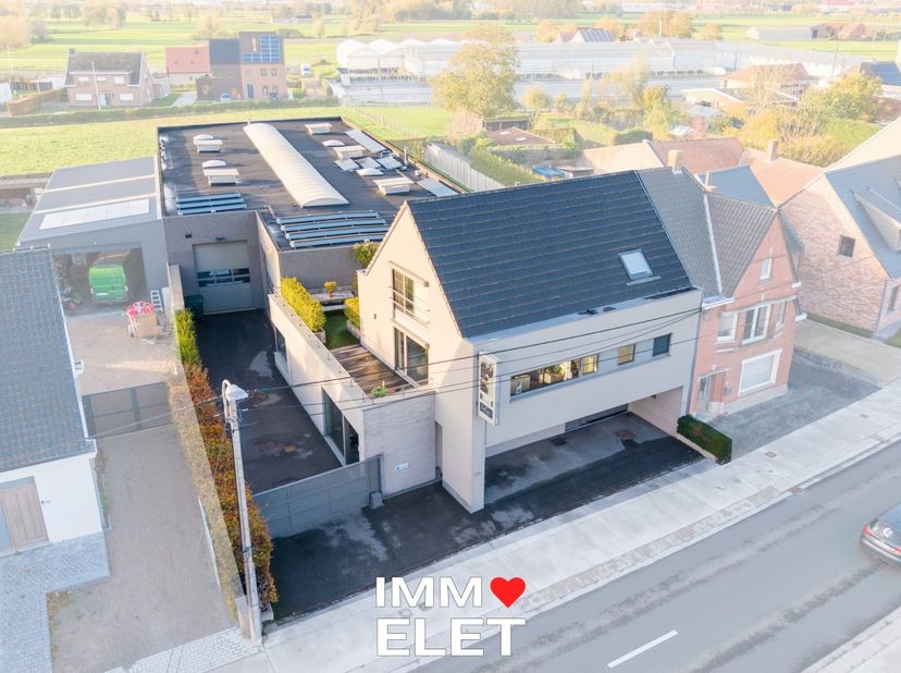 Complex/ bedrijfsgebouw (2009) bestaande uit:<br />
<br />
Magazijnruimte en/of constructiehal van 715 m² met een mooie vrije hoogte + 2 platforms op
