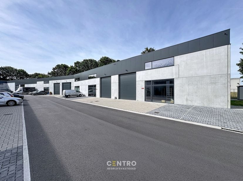Benaderende AFMETINGEN:&amp;nbsp;<br />
15m x 17m + 2&amp;nbsp;parkeerplaatsen voor de deur.<br />
<br />
AFWERKING:<br />
Metalen constructie met volledige o