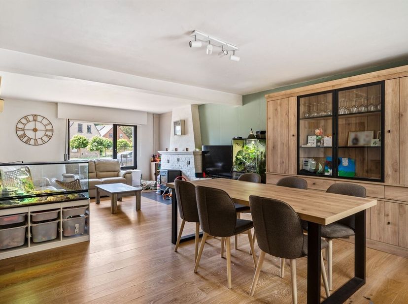 HOB met 2 slaapkamers op 670m²! <br />
De woning dateert van 1976 en werd doorheen de jaren gedeeltelijk gerenoveerd. Zo werden onder meer het plat da