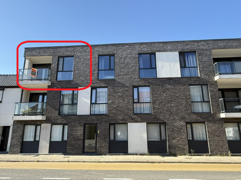 Instapklaar appartement gelegen op wandelafstand (700m) van de markt.<br />
<br />
Het appartement situeert zich op de 2de verdieping met inkomhal en