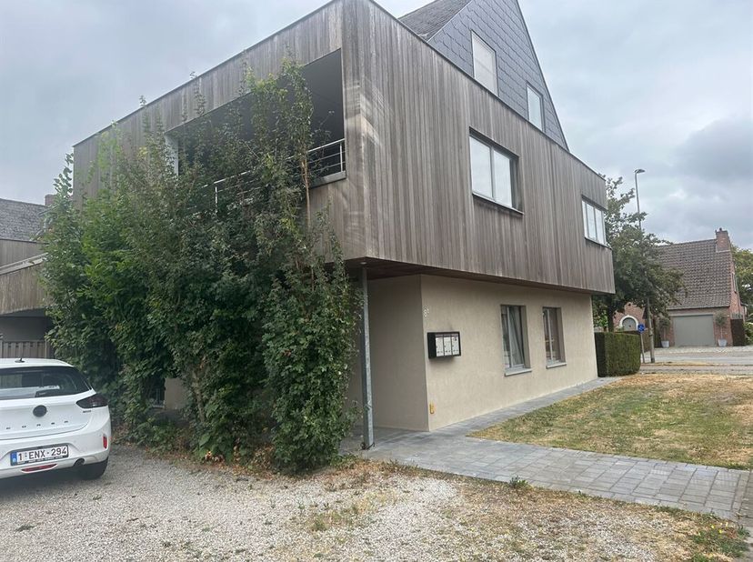 Duplexappartement met 3 slaapkamers te Eine.<br />
Op de eerste verdieping bestaat het appartement uit een inkomhal, grote living met open keuken en b