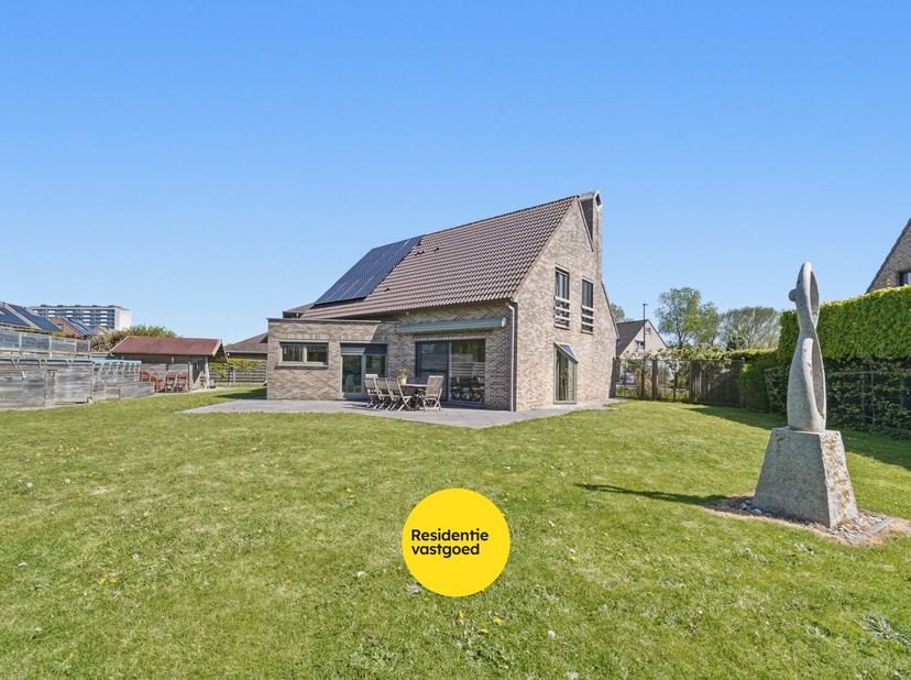 Op zoek naar een ruime, instapklare open bebouwing nabij zee? Deze alleenstaande woning (1998) ligt in een rustige woonwijk op een perceel van 834 m²