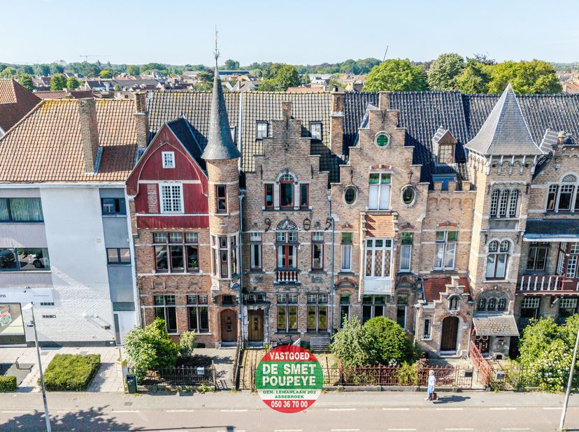 Deze karaktervolle burgerwoning, ontworpen door de Brugse architect Louis Ernest Charels, bewijst dat authenticiteit en hedendaags wooncomfort perfect