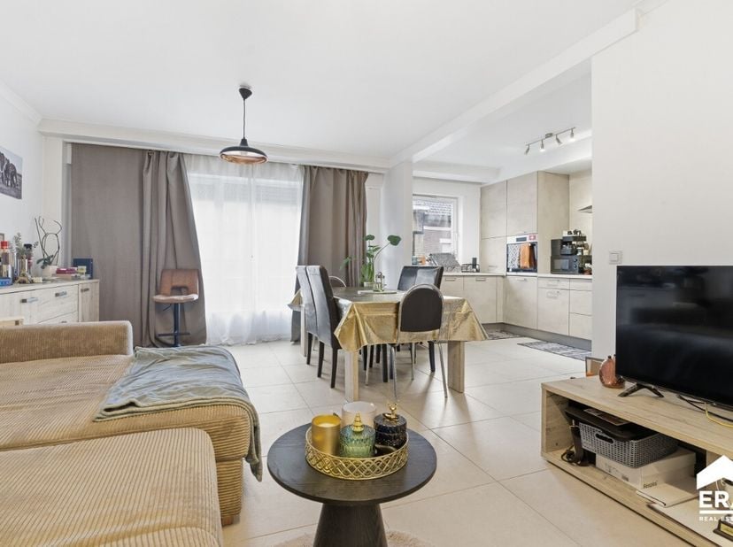 Op zoek naar een instapklaar appartement met een warme uitstraling én een centrale ligging? Dit knusse appartement in de Kokelaarstraat 45 in Roeselar