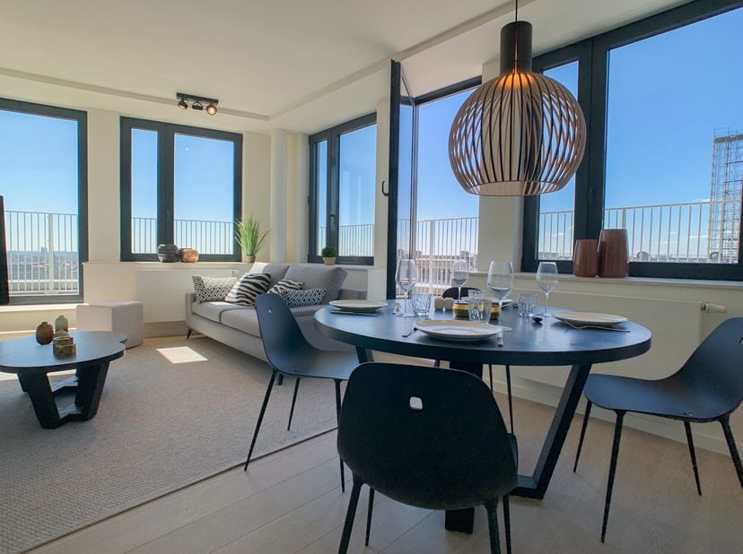 BRUSSEL CITY CENTRE, tegenover het Justitiepaleis, sleutelklare PENTHOUSE flat (2bed/2bad) met 29m² TERRAS en dubbele PARKEERPLAATS. Gelegen op de 9e