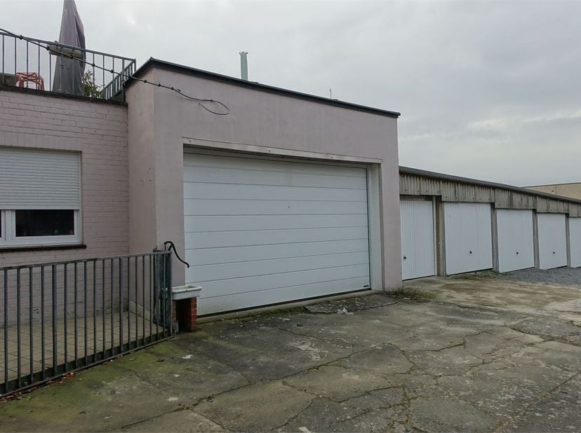 Ruime garage voor 2 auto's met electrische poort in het centrum van Halle.<br />
Voor info kan je ons altijd contacteren via info@destryker.be of tel
