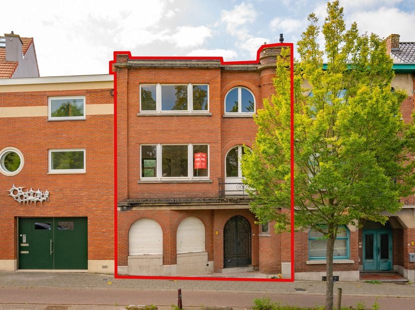 STADSWONING MET TUIN -<br />
Te renoveren stadswoning met tuin, gunstig gelegen op de Leuvense ring, op korte afstand van het stadscentrum, winkels, s