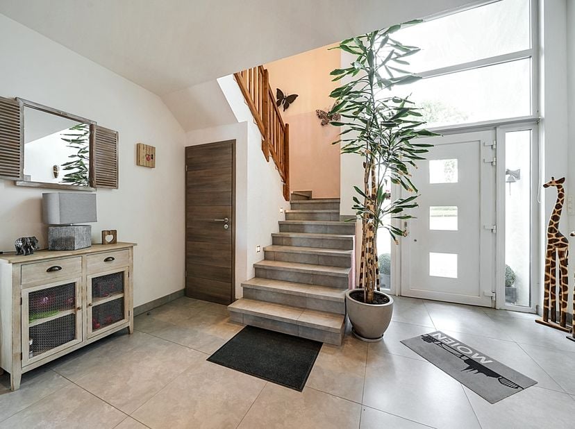 EasyHome Immobilier vous propose cette spacieuse maison construite en 2014, idéalement située à Heinsch, à quelques minutes seulement du Luxembourg. O