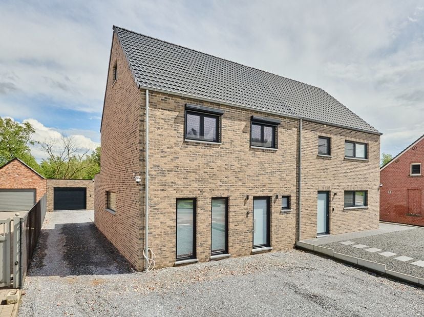Op zoek naar een moderne, energiezuinige gezinswoning zonder zorgen? Deze instapklare woning uit 2022 combineert ruimte, comfort en een goede ligging,