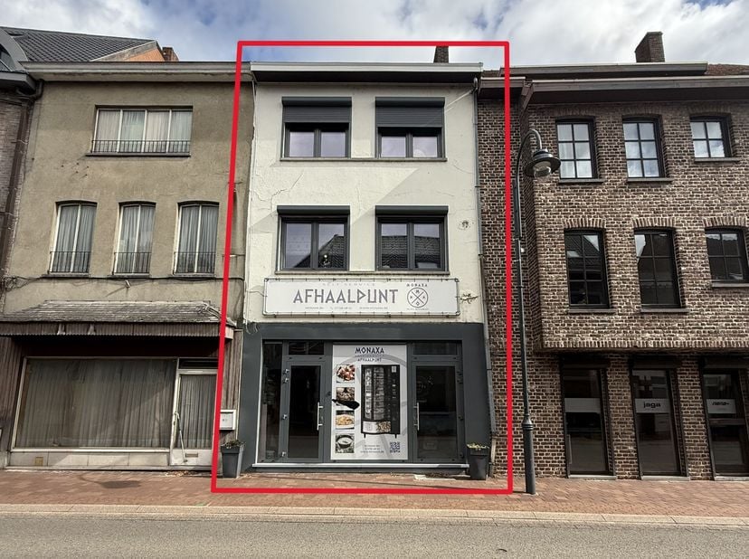 In het hart van Diepenbeek-centrum bevindt zich dit handelspand met volledig gerenoveerde woongelegenheid, een perfecte combinatie van werken en wonen