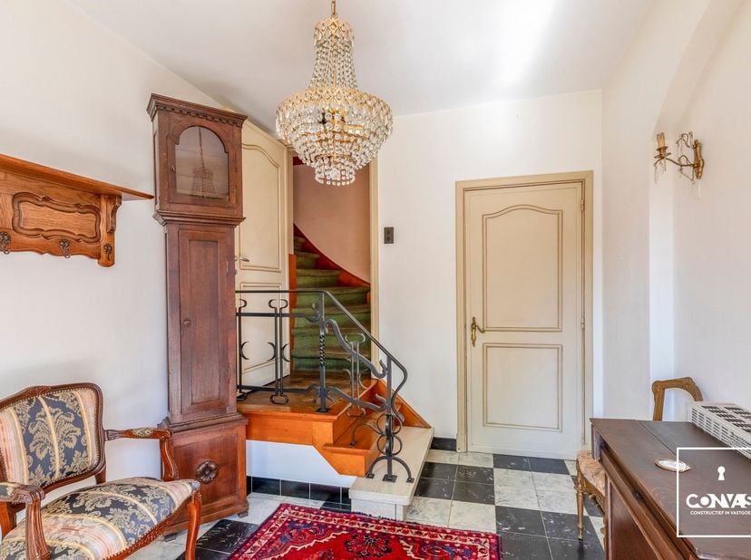 Deze te renoveren villa is uitstekend gelegen op wandelafstand van het centrum van Oostakker en heeft lokale handelaars, scholen en eetgelegenheden in