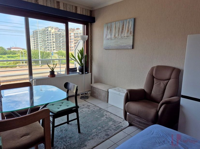 De woonkamer baadt in het natuurlijke licht door zijn mooie gevelbreedte en biedt een panoramisch zicht op de zee, centrum en omgeving.<br />
Door de