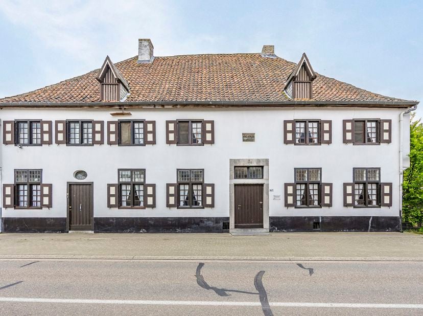 Op een royaal perceel van 27a 50ca gelegen 18e-eeuwse hoeve ‘Huize Reynders’.<br />
Deze prachtige hoeve met 5 slaapkamers is opgetrokken in typische