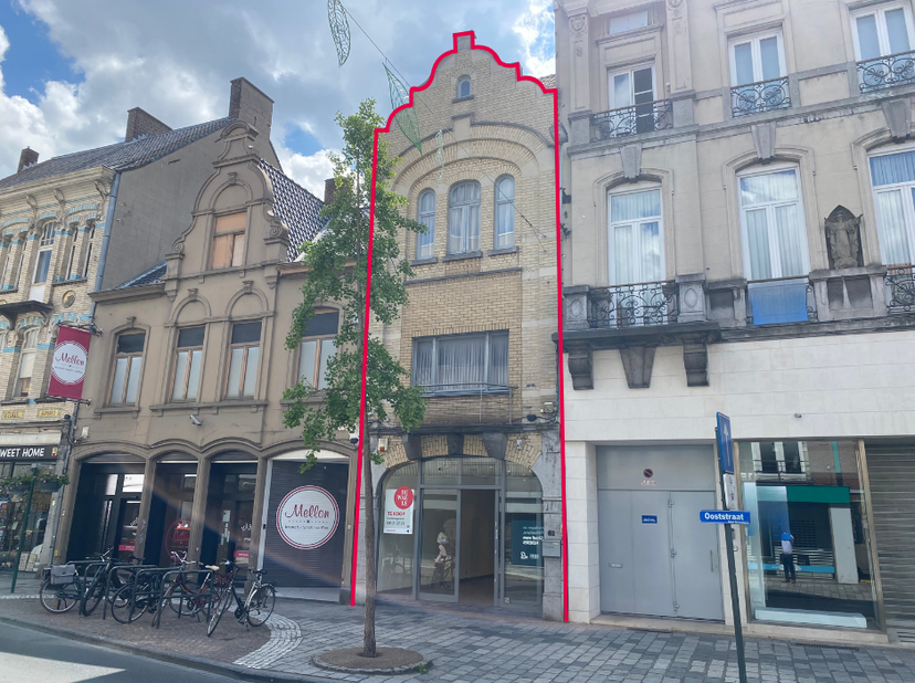 In de Ooststraat te Roeselare bevindt zich deze handelseigendom te koop van 101m² gelegen in het beste stuk van de winkelstraat. <br />
<br />
Winkel