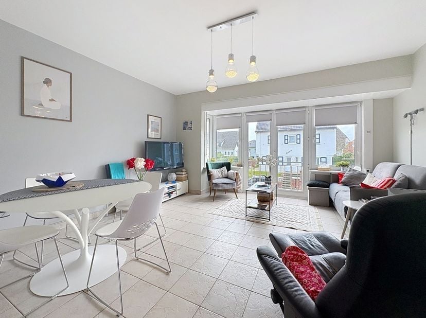 À la recherche d’un appartement au calme à distance de marche de la mer ? Cet appartement soigné et ensoleillé offre un cadre de vie confortable ou co