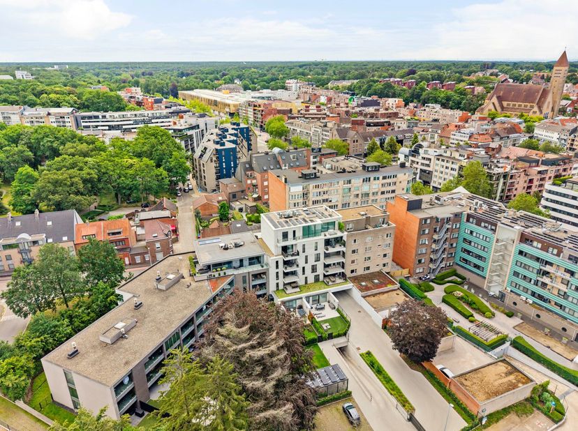 Bent u op zoek naar een stijlvol, energiezuinig en volledig instapklaar appartement in het centrum van Genk? Dan is dit prachtige appartement in het r