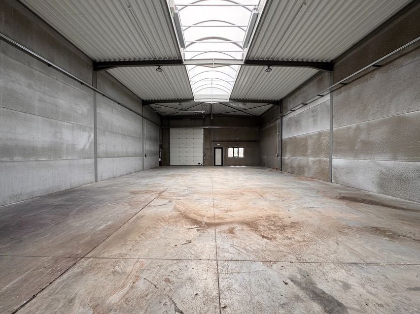 Deze nieuwe KMO-unit met een oppervlakte van +/- 265 m² ligt op een vlot bereikbare locatie langs de Kortrijkseweg (N43) in Waregem. Deze as verbindt