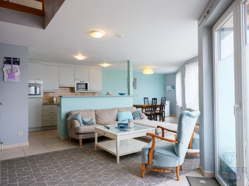 In het centrum van Dentergem bevindt zich dit ruime appartement met drie slaapkamers en twee badkamers. Dankzij de centrale ligging geniet u van winke