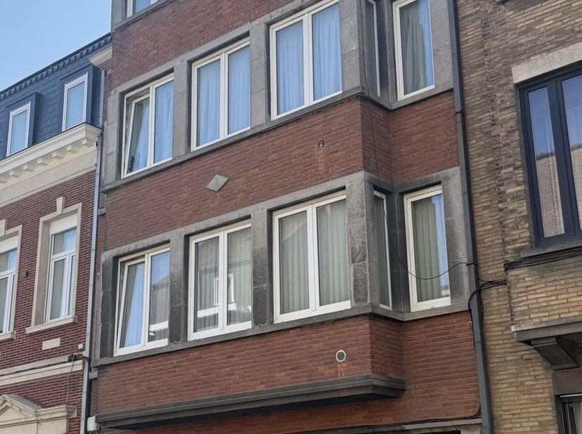Dit appartementsgebouw aan de Aalbeeksesteenweg omvat 6 woonentiteiten en vormt een interessante investeringsopportuniteit. De appartementen zijn mome