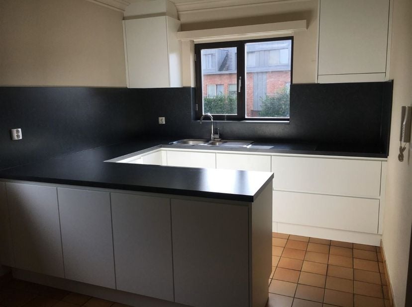 Appartement van +/-81 m² met garagebox op loopafstand van het centrum<br />
<br />
<br />
Ligging: Het appartement is gelegen in de Leemstraat in t