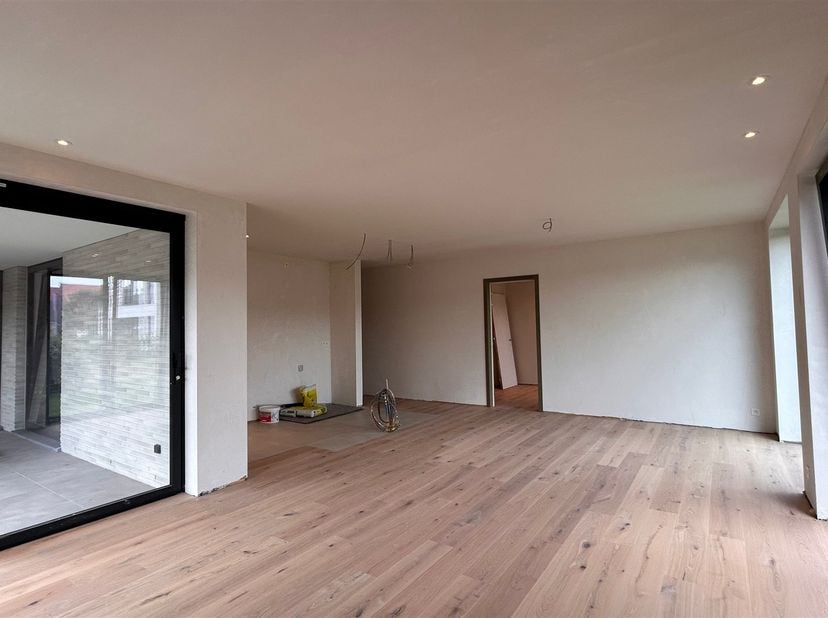 Luxueus nieuwbouw appartement met 3 slaapkamers en 2 badkamers<br />
<br />
Dit nieuw gelijkvloers appartement bevindt zich in het centrum van Goore