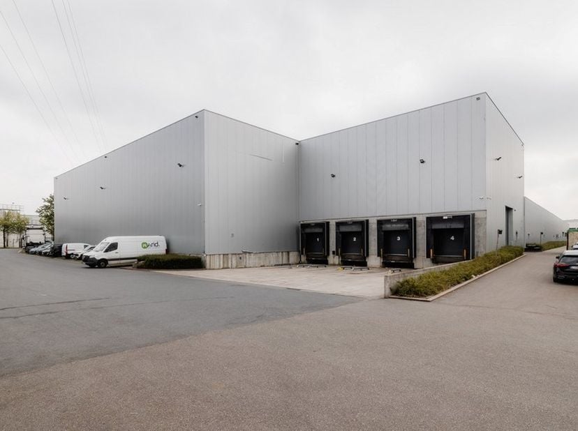 Êtes-vous à la recherche d'un grand entrepôt logistique dans un emplacement stratégique en périphérie de Bruxelles ? Découvrez ce site logistique mode