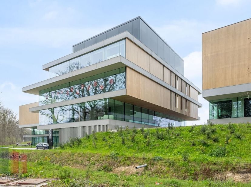 Bent u op zoek naar een unieke kantoorruimte op een toplocatie met onmiddellijke verbinding naar belangrijke snelwegen? Dan is deze kantoorruimte van