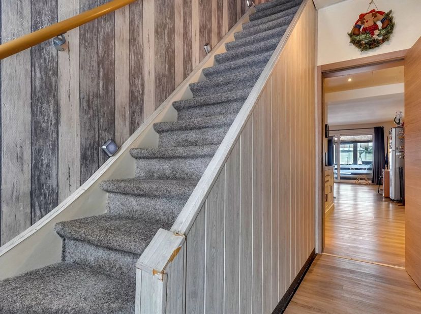 Deze charmante woning in Sint-Truiden biedt ruime vertrekken en is ideaal voor een groot gezin. De woning heeft een moderne uitstraling en is voorzien