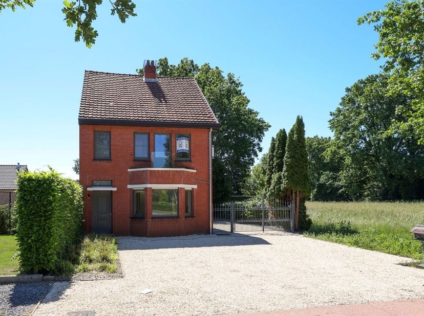 Gerenoveerde en lichtrijke gezinswoning met 3 slaapkamers en zonovergoten tuin <br />
<br />
Omgeving:<br />
+ Centrale ligging in Houthalen-Helcht