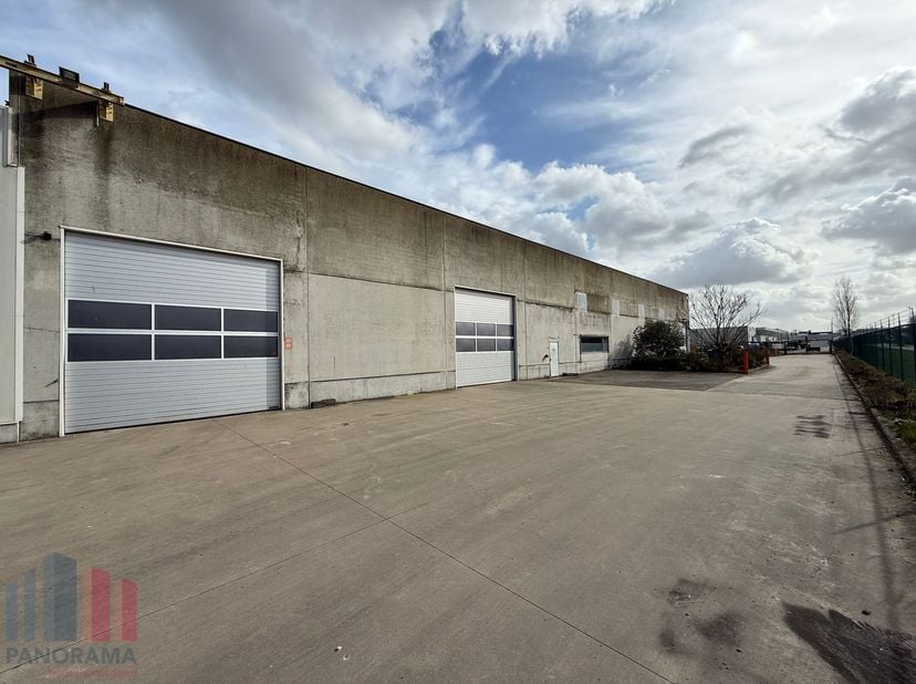 Fantastisch gelegen bedrijfsgebouw vlak bij de Knokkebaan (N44), met uitstekende verbinding naar het op- en afrittencomplex van de E40 te Aalter. Deze