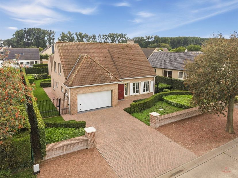 Huis te koop in Izegemstraat 11,
                    9800 Deinze